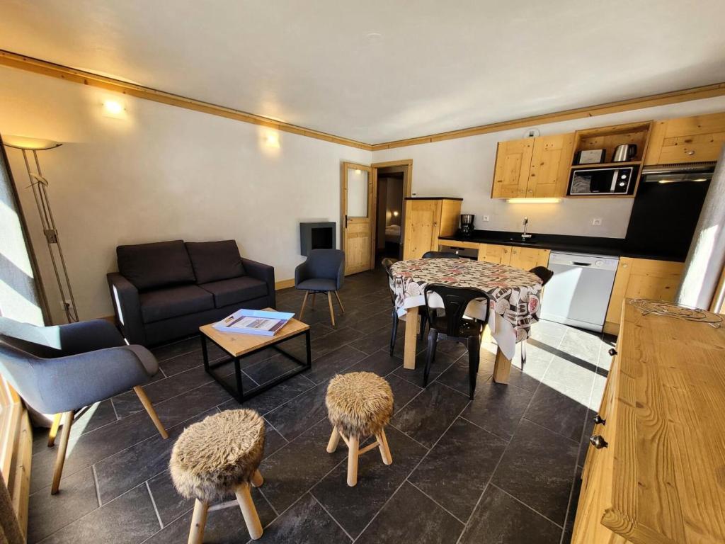 ein Wohnzimmer mit Sofa und Tisch in der Unterkunft Résidence Le Criterium - Résidence Le Critérium 3Chalet E Appartement 3 MAE-1913 in Les Champs