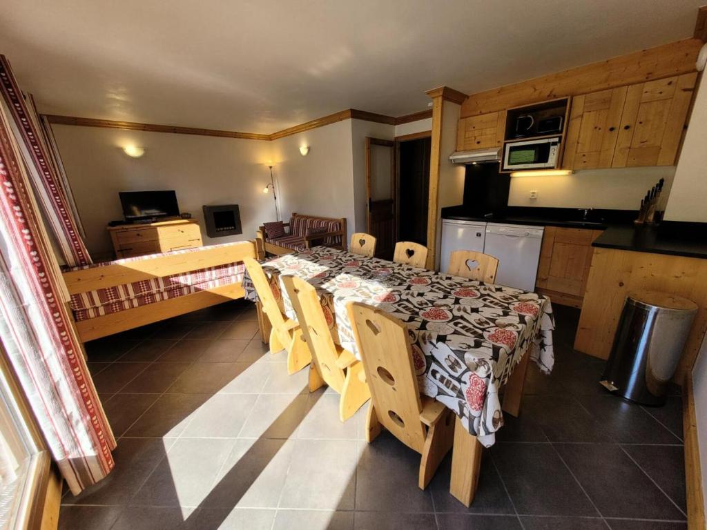 eine Küche und ein Esszimmer mit Tisch und Stühlen in der Unterkunft Résidence Le Criterium - Résidence Le Critérium 3Chalet D Appartement 17 MAE-1943 in Les Champs