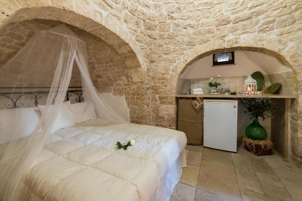 A bed or beds in a room at Trulli Family - Trulli&Cummerse