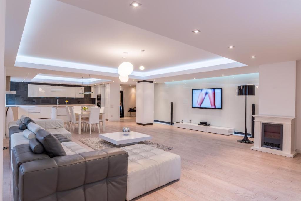 TV a/nebo společenská místnost v ubytování Luxury Apartment Herastrau Nord- 240 sqm - Spa, Pool & Gym Access