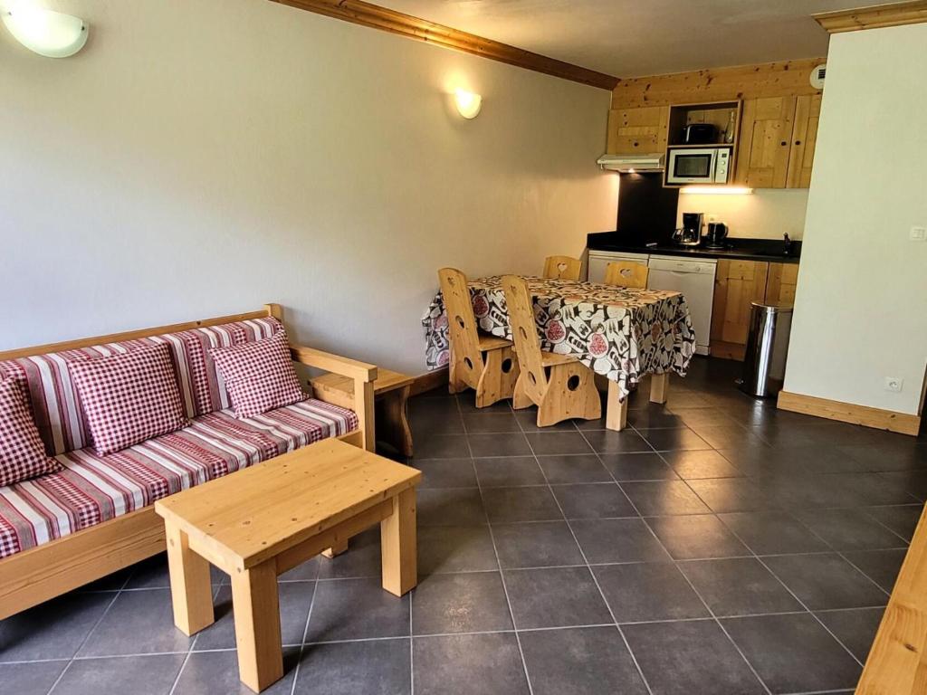 Les ChampsにあるRésidence Le Criterium - Résidence Le Critérium 3Chalet D Appartement 12 MAE-2003のソファとテーブルのあるリビングルーム