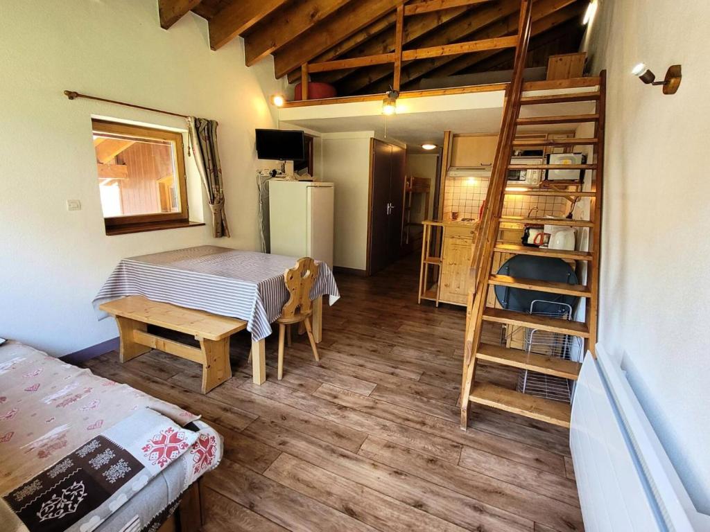 a small room with a table and a refrigerator at Résidence Le Soliet I - Appartement au calme bien équipé MAE-2013 in Bessans