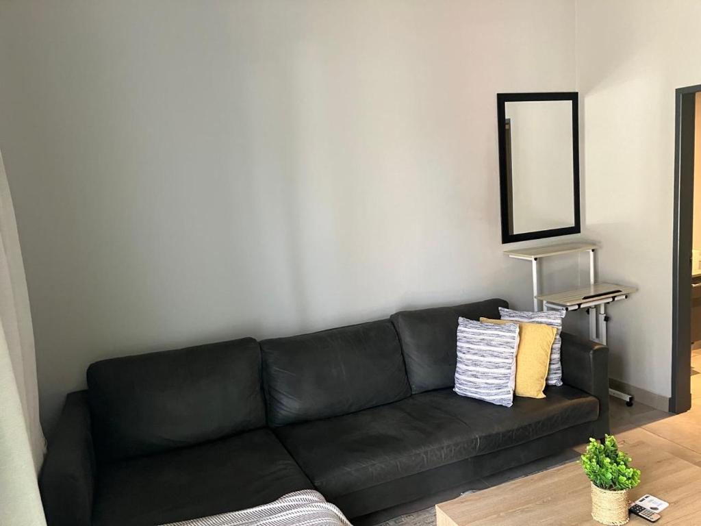 Posezení v ubytování Circa 43 1 Bedroom Lynwood