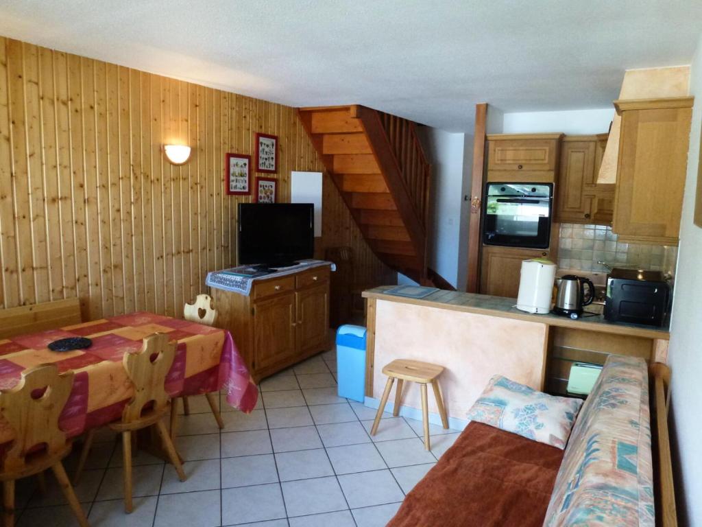 a room with a kitchen and a table and a kitchen gmaxwell gmaxwell gmaxwell at Résidence Les Balcons Des Curtious - Appartement 4 pièces - 8 personnes MAE-2393 in Bessans