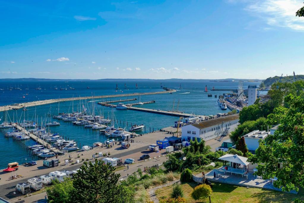 ザスニッツにあるVilla Friede-Marie, Penthouse Lenea und Sophieの水上の船が浮かぶマリーナの空中眺望