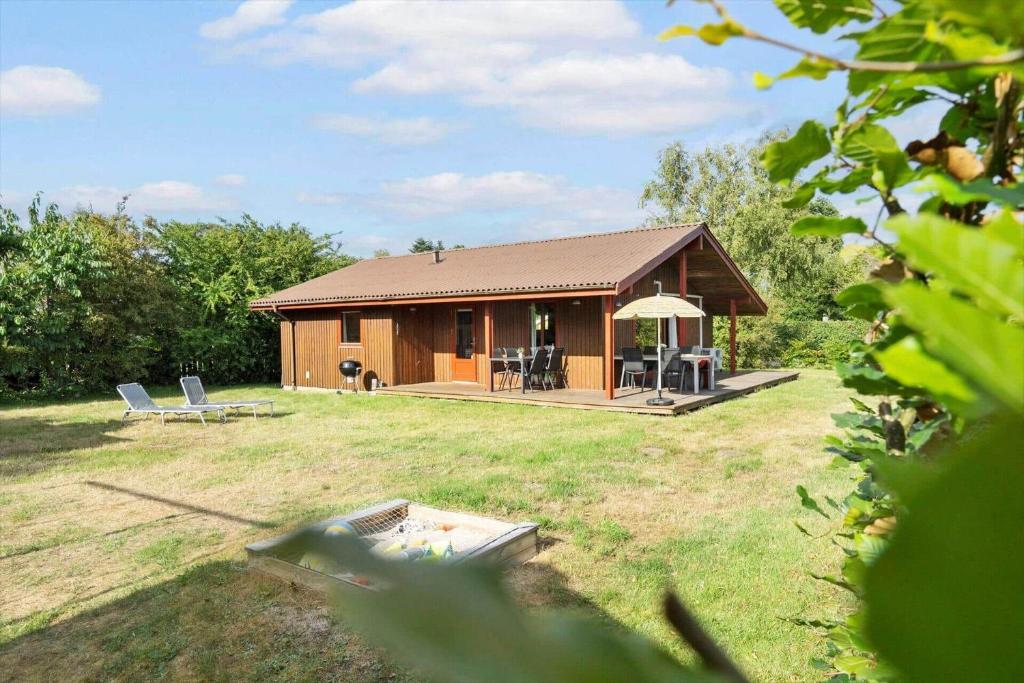 een kleine hut in een veld met een tuin bij 30306-Odder-Hougaardsvej-6-A in Odder