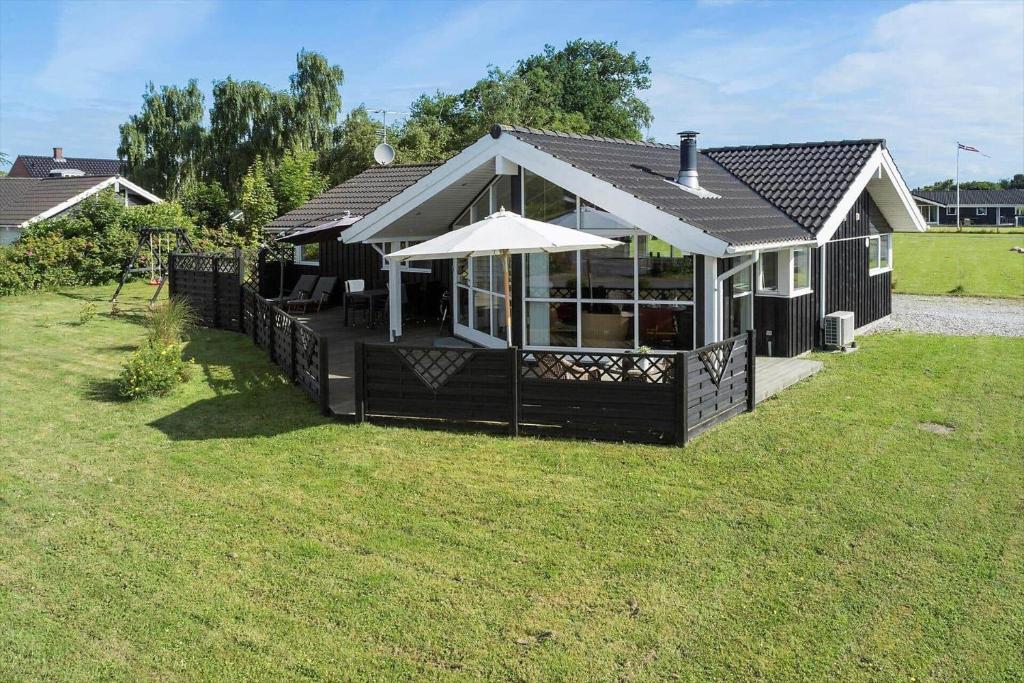 Casa con terraza con sombrilla en 40541-Juelsminde-Pot-Strandby-417, en Sønderby