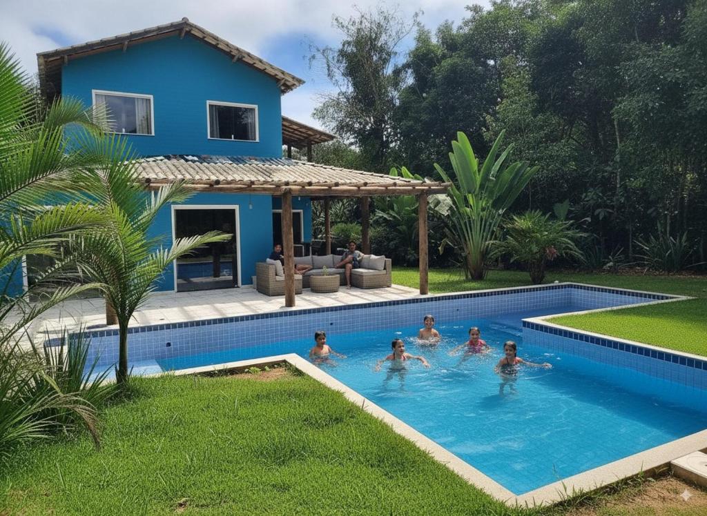 un groupe de personnes nageant dans une piscine dans l'établissement Casa Fasani, à Cairu