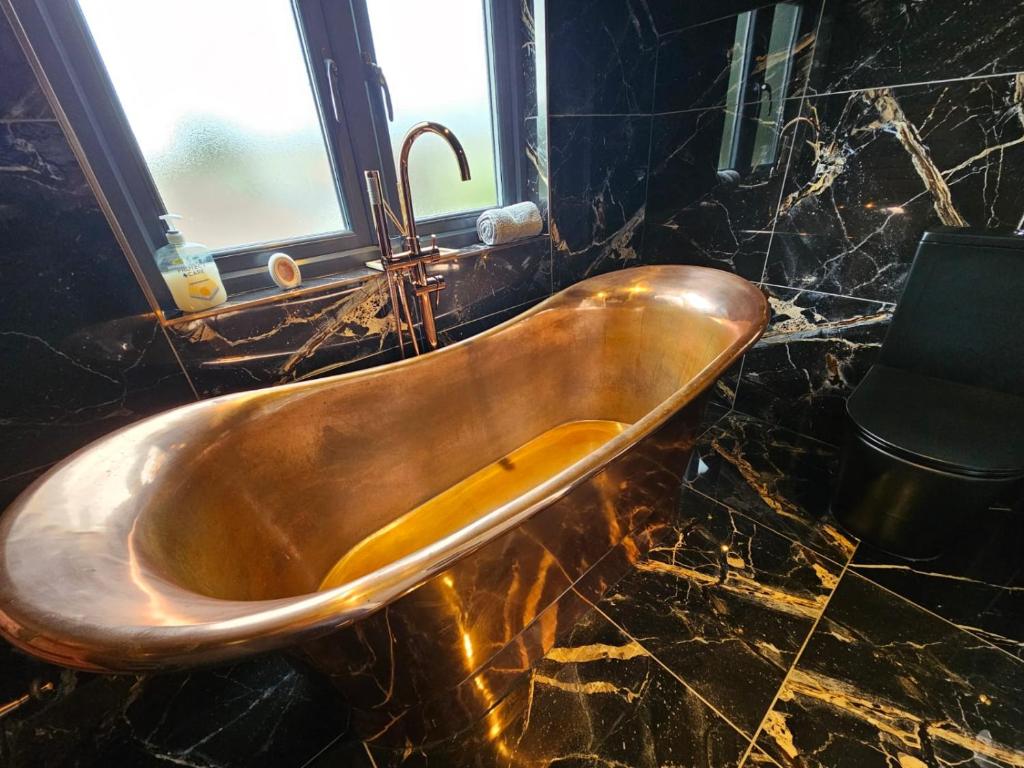 Phòng tắm tại Exceptional 3 Bedroom House with Hot Tub