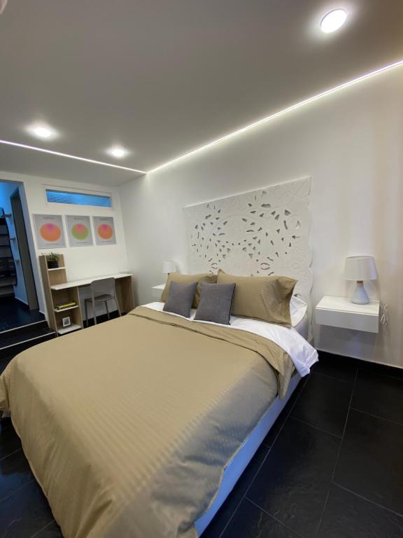 ein Schlafzimmer mit einem großen Bett und einer weißen Wand in der Unterkunft 313Apartaestudio del cedro in Bogotá