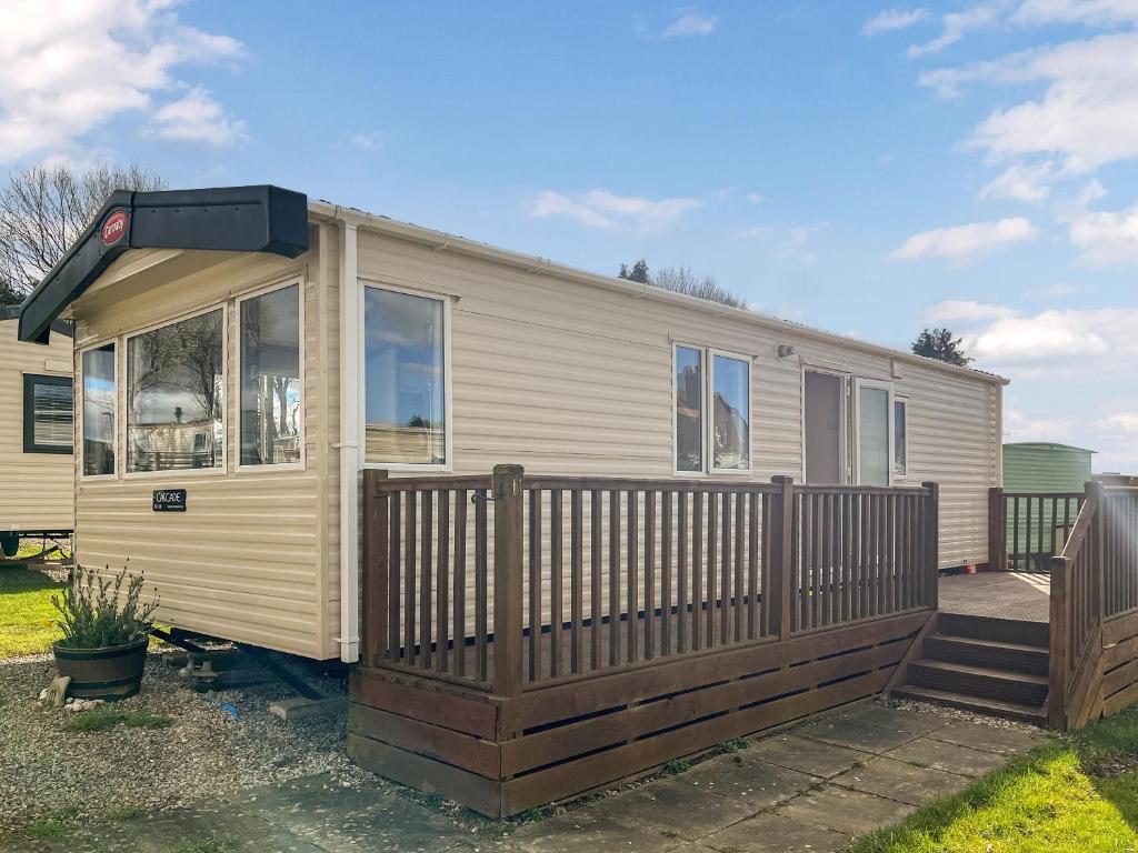 コッカーマスにあるThe Havenの木製の柵付きの移動式住宅