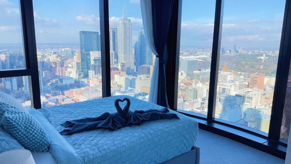 Ένα ή περισσότερα κρεβάτια σε δωμάτιο στο Views comfort luxury heart of Melbourne