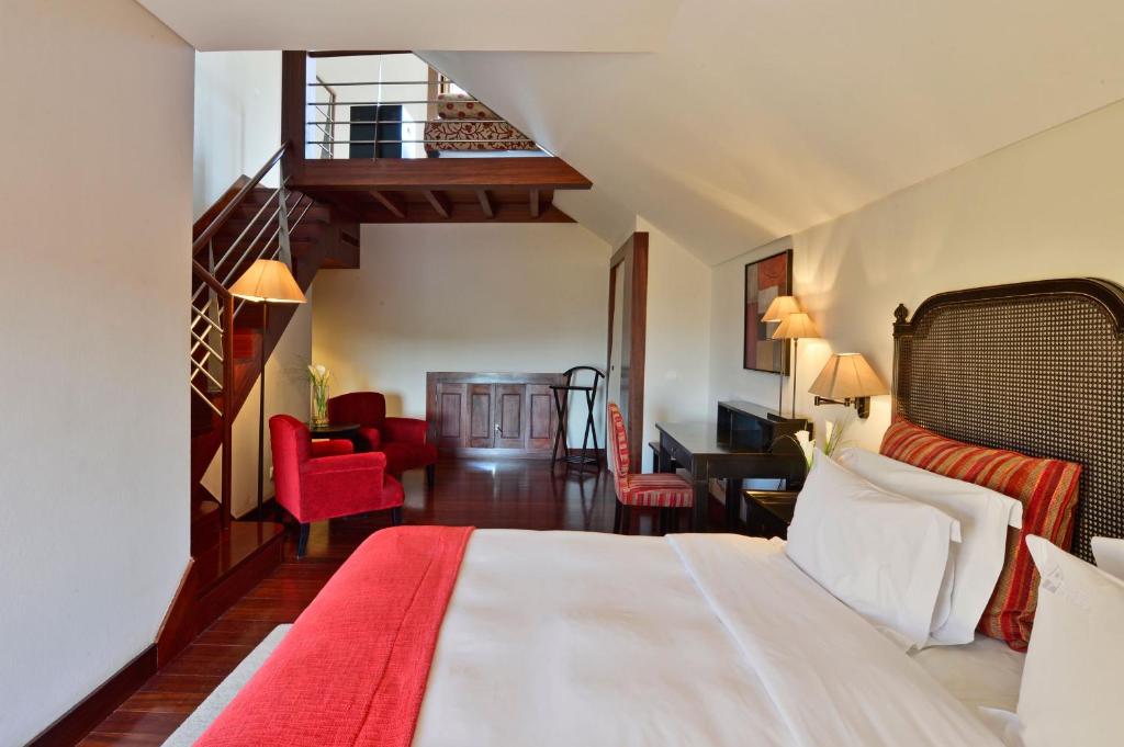 Een bed of bedden in een kamer bij Pousada Convento de Tavira