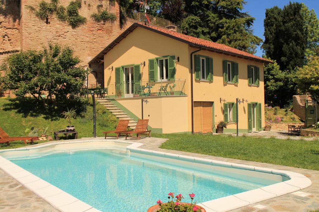 a house with a swimming pool in front of a house at LA CUCCAGNA DI DON BOSCO - No landlords and neighbours - Absolute privacy! in Montafia