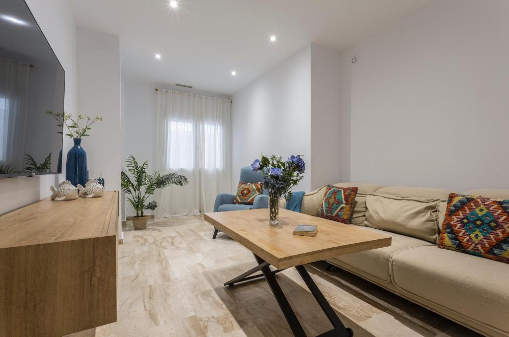 una sala de estar con un sofá y una mesa en Cadiz Playa 3 Rooms, en Cádiz