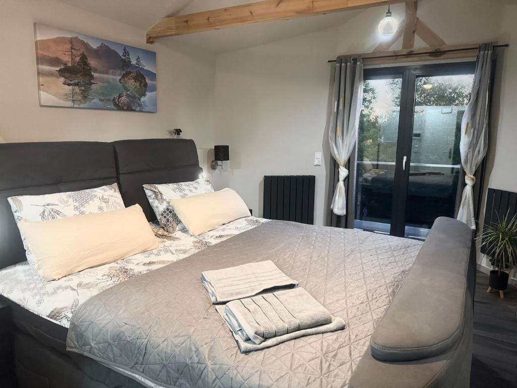 a bedroom with a bed with two towels on it at Großzügige 2-Etagen-Wohnung - Garten& Natur&See in Böhlen