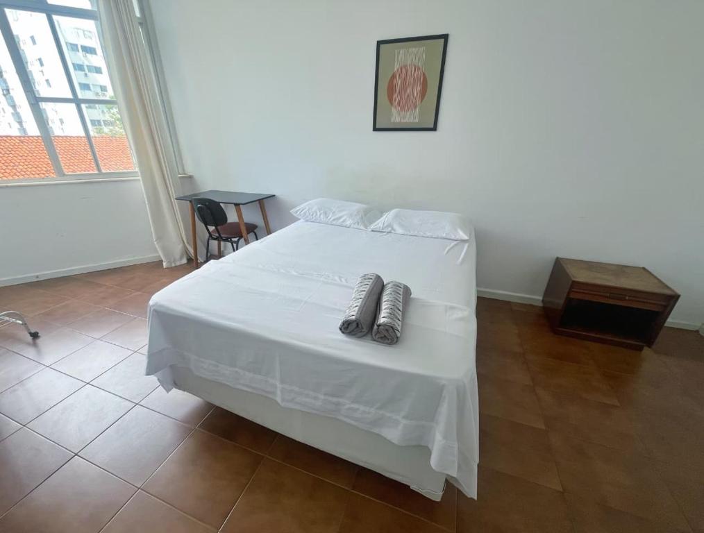 Katil atau katil-katil dalam bilik di Quarto a 150m da Praia do Farol da Barra I