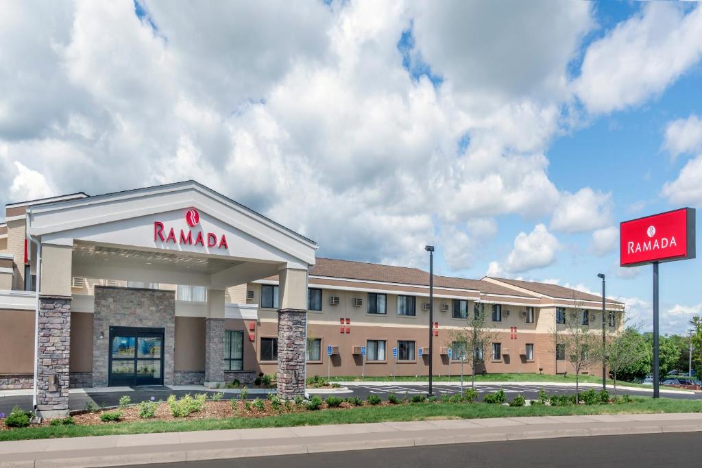 Ramada by Wyndham Minneapolis Golden Valley photo