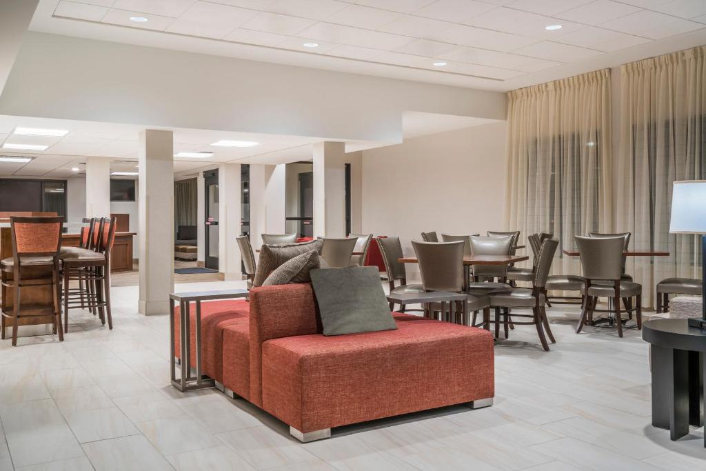 Ramada by Wyndham Minneapolis Golden Valley photo