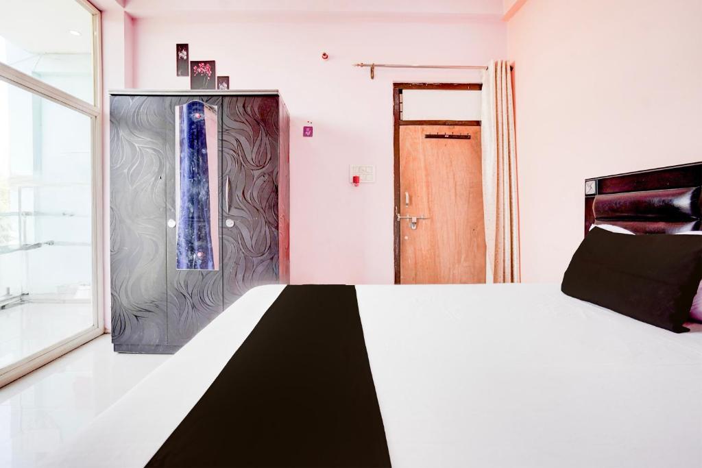 A bed or beds in a room at Hotel O Pankaj