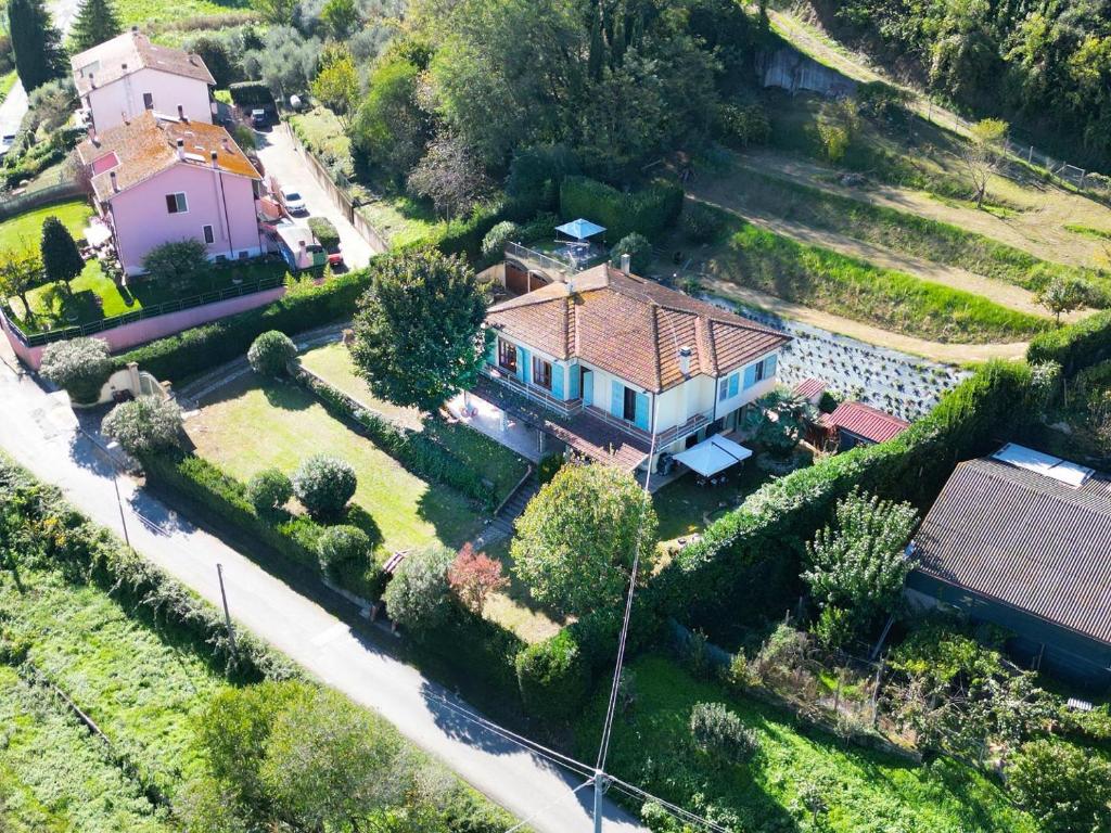 an aerial view of a house with a yard at Villa La Meridiana in Luciana