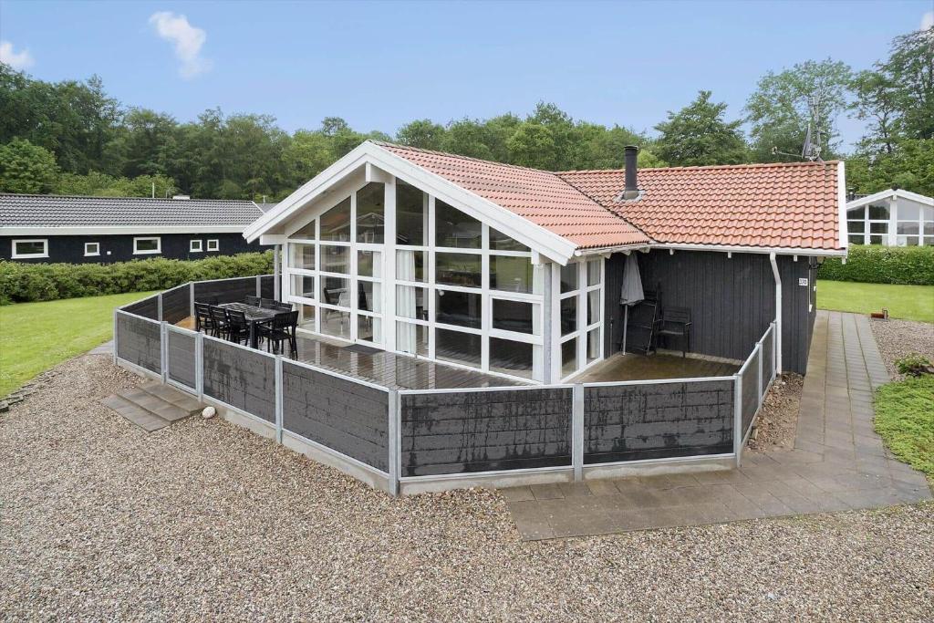 un gran porche cubierto con techo en 40567-Juelsminde-Pot-Strandby-370, en Sønderby