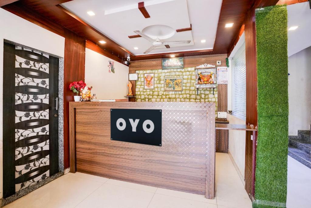 Un vestíbulo de una oficina con el cartel de ovo en la puerta. en SPOT ON Jahanvi Guest House, en Neral