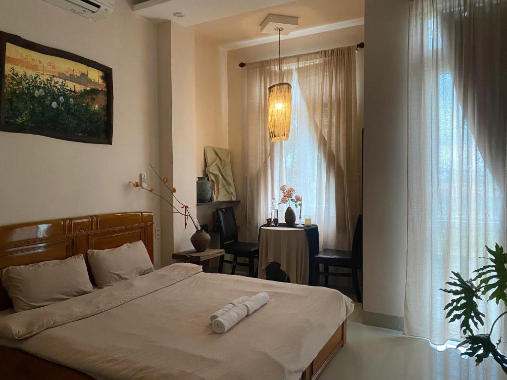 une chambre avec un lit avec une serviette dessus dans l'établissement Ở Homestay, à Thôn Trường Giang