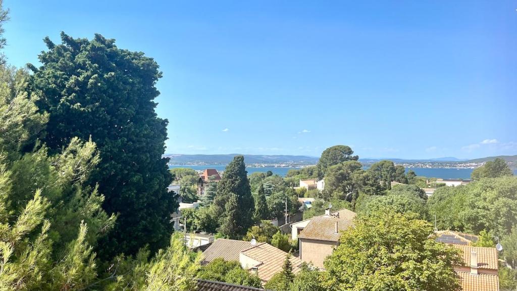 セットにあるAppartement confortable avec vueの木々と水の町の景色