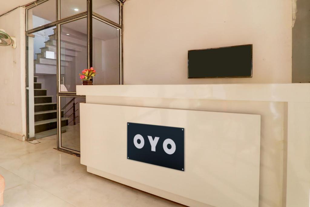 une réception avec une télévision murale dans l'établissement Hotel O The urban inn hotel and banquet, à Kākori