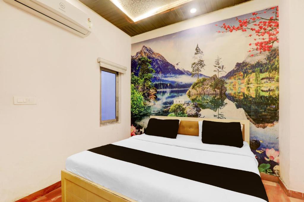 Ένα ή περισσότερα κρεβάτια σε δωμάτιο στο Hotel O The urban inn hotel and banquet