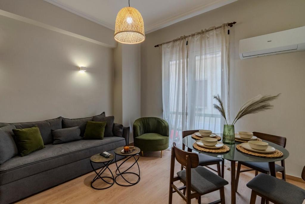Classic & Charming 2BR, Petralona Metro