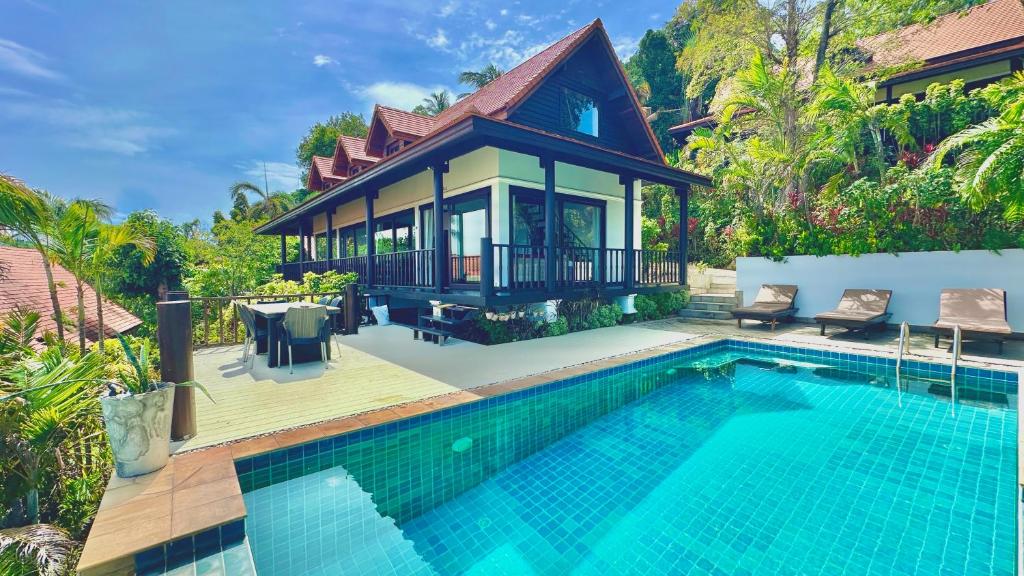 una villa con piscina y una casa en SeaView Villa Tropicana, en Salad Beach