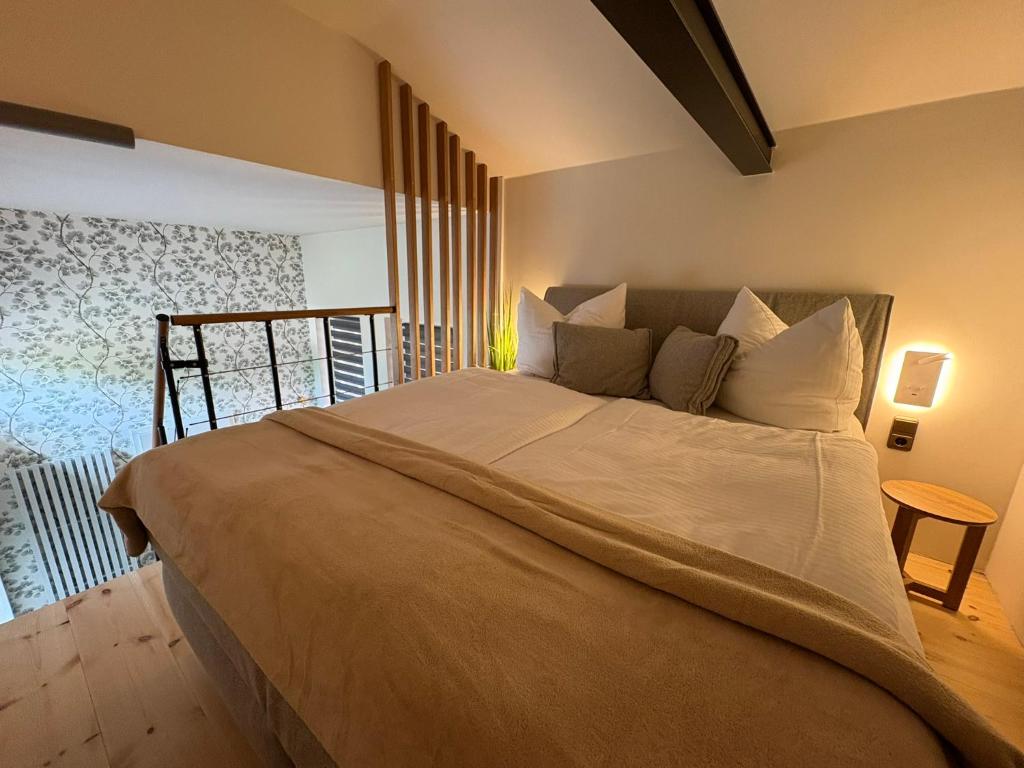 Un pat sau paturi într-o cameră la Galerie-Studio im Grünen mit Frühstück im Hotel Reindahls