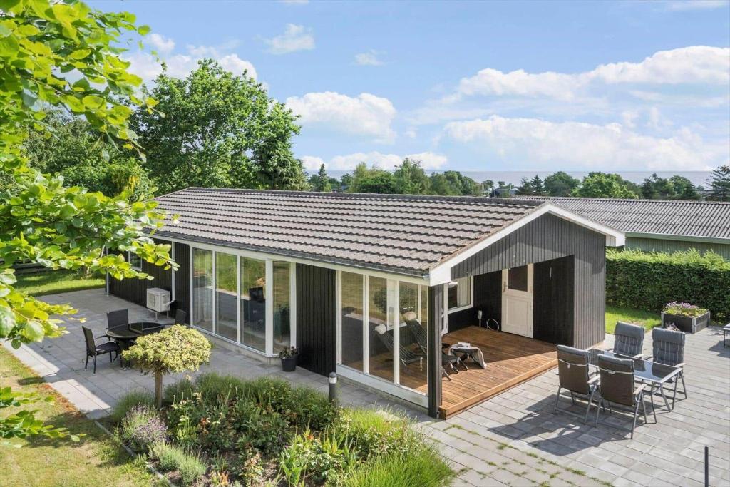 un padiglione con un ponte e sedie in un cortile di 30493-Odder-Snekkeager-21 a Odder