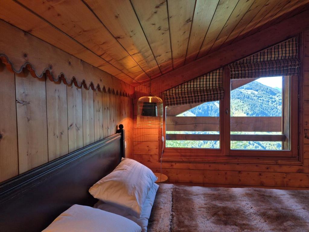 サント・フォア・タロンテーズにあるSplendide chalet 10pers, Sainte Foy Stationのベッドと窓のある小さな部屋