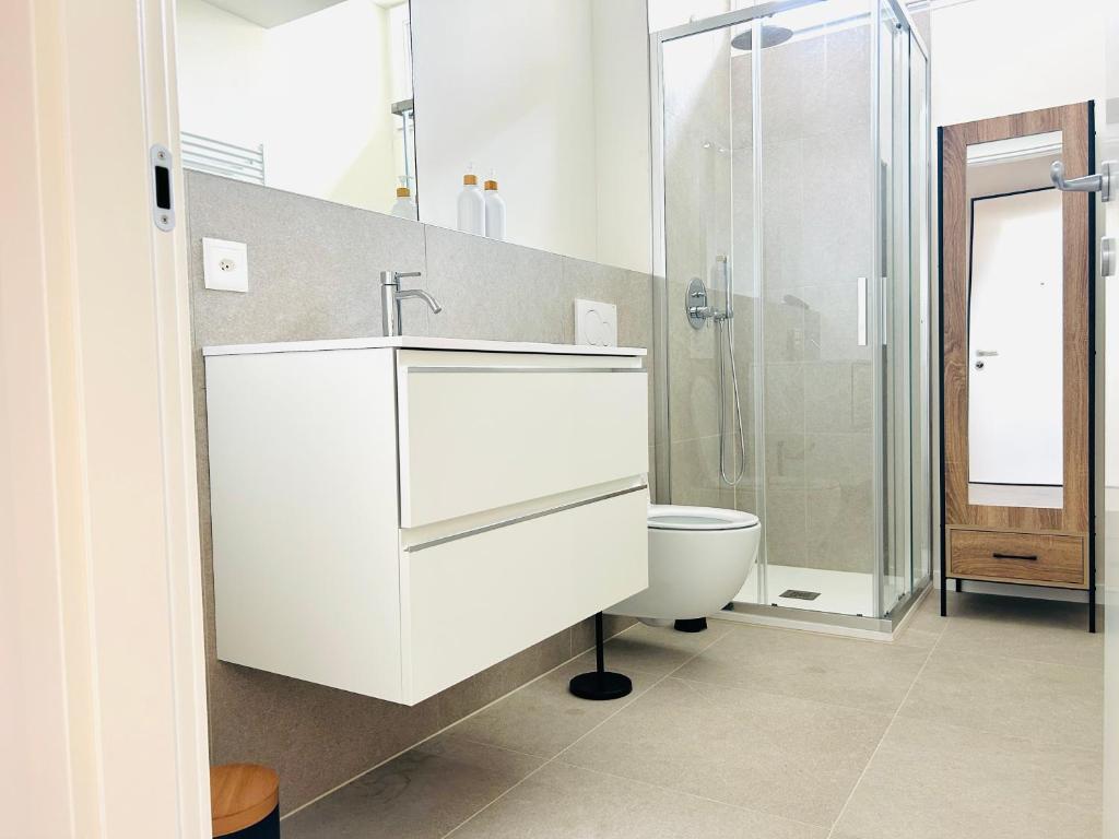 Golden Suite - Stylish and with FREE Parking! - Resim 3