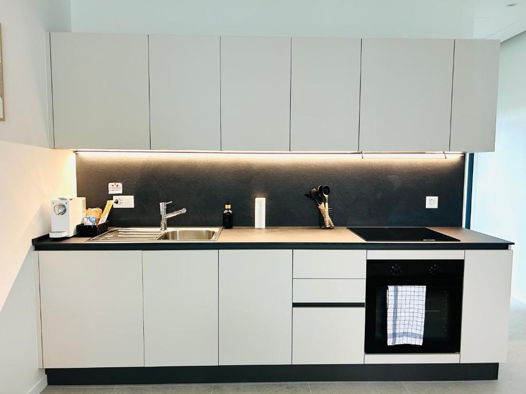 Golden Suite - Stylish and with FREE Parking! - Resim 11