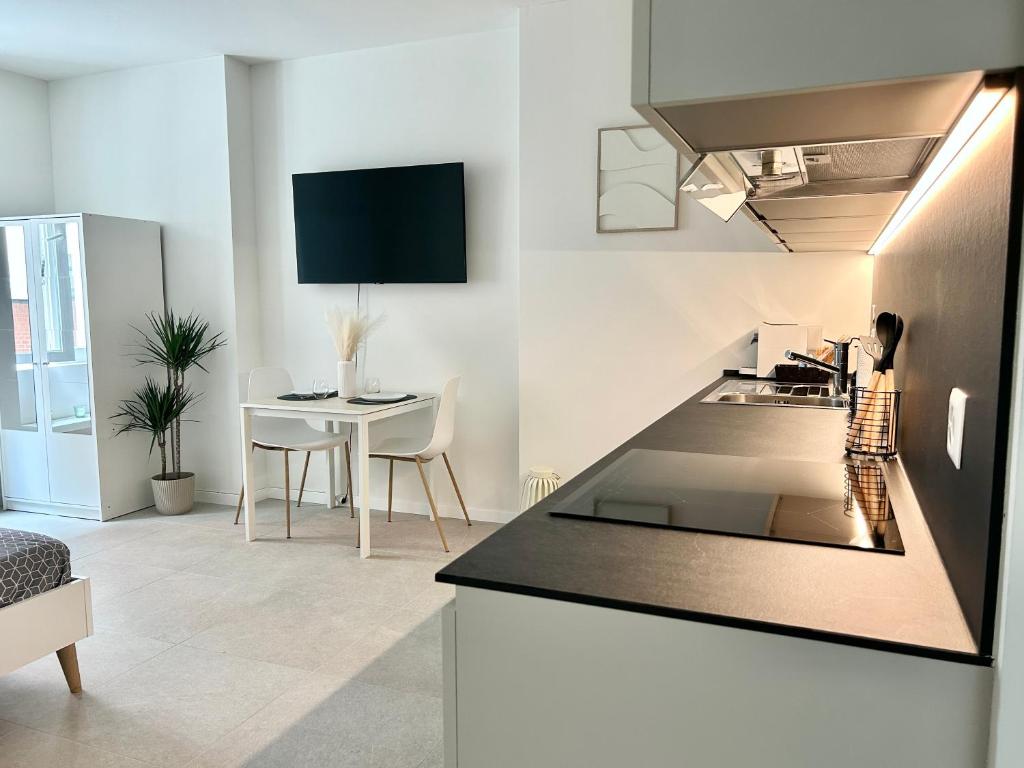 Golden Suite - Stylish and with FREE Parking! - Resim 4