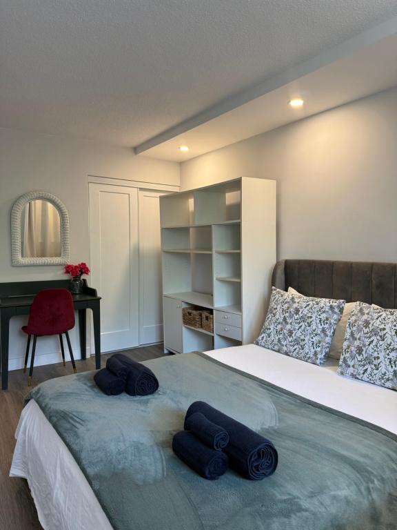 Katil atau katil-katil dalam bilik di Cozy 1bdr Appartement Outremont