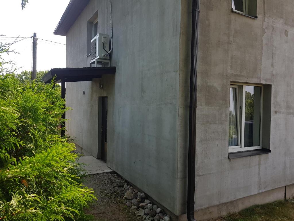 un lato di un edificio con una finestra sul lato di 2-room apartment in the house with the SEPARATE ENTRANCE & FREE parking a Riga