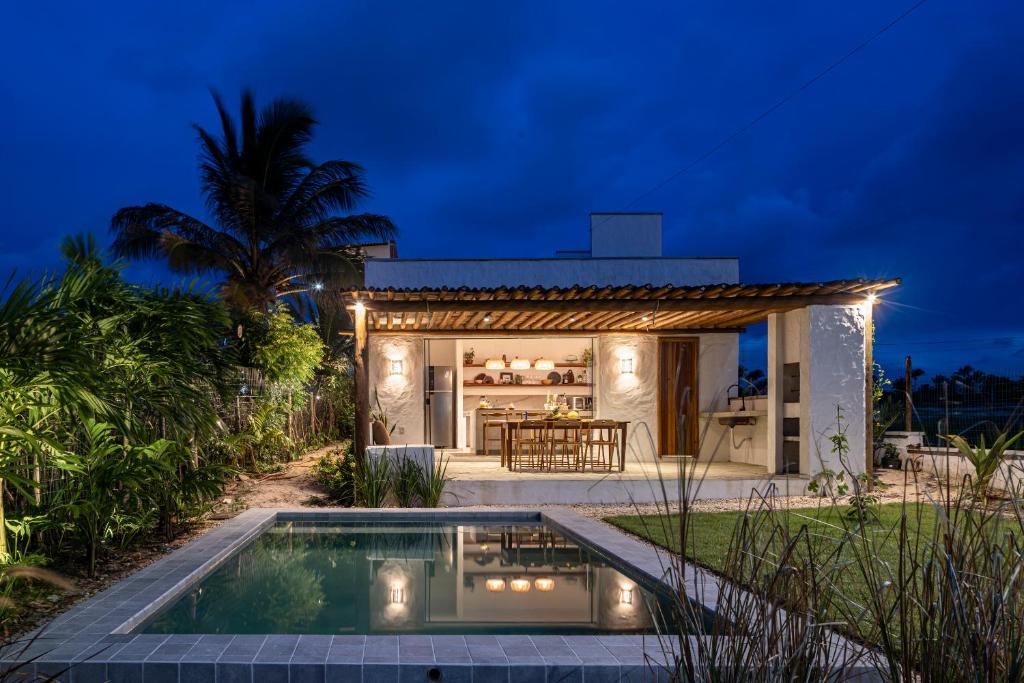 eine Villa mit Swimmingpool bei Nacht in der Unterkunft Casinha da Vila in São Gonçalo do Amarante