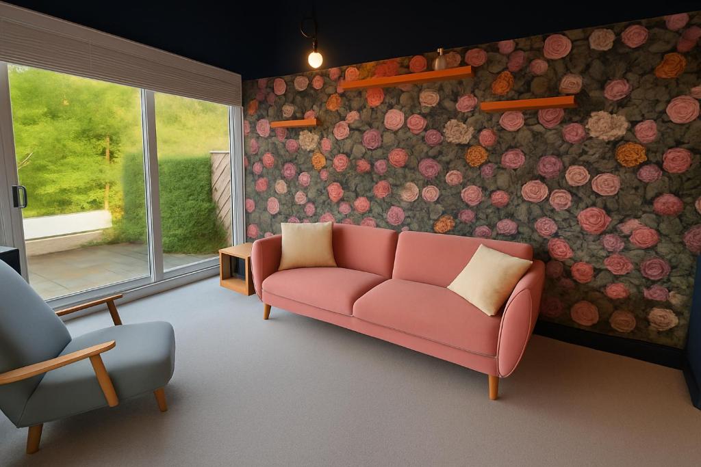 The PINK House , FREE Parking , 3 Bedrooms , Garden , close to M4 and countryside! - Casa De Tres Dormitorios