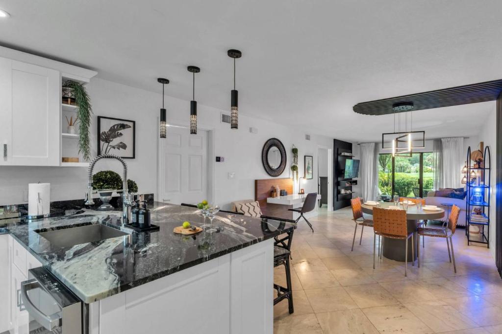 Η κουζίνα ή μικρή κουζίνα στο Oasis on the Green