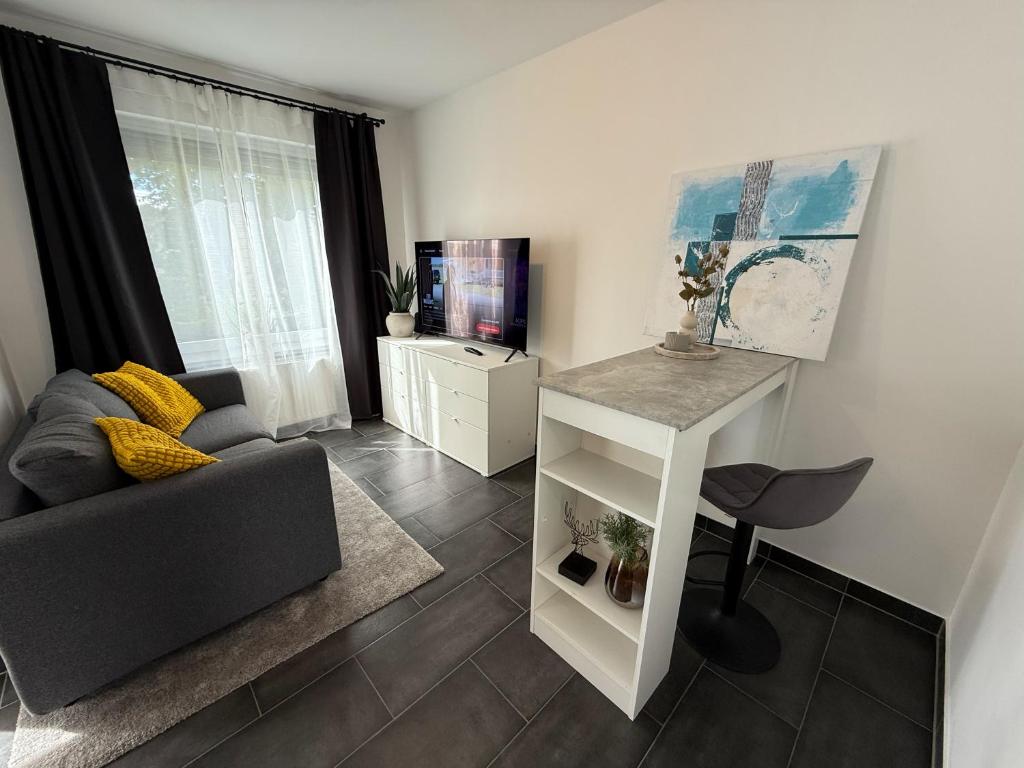 TV a/nebo společenská místnost v ubytování Einzimmer -Appartement mit Küche & Balkon, Kolbergring