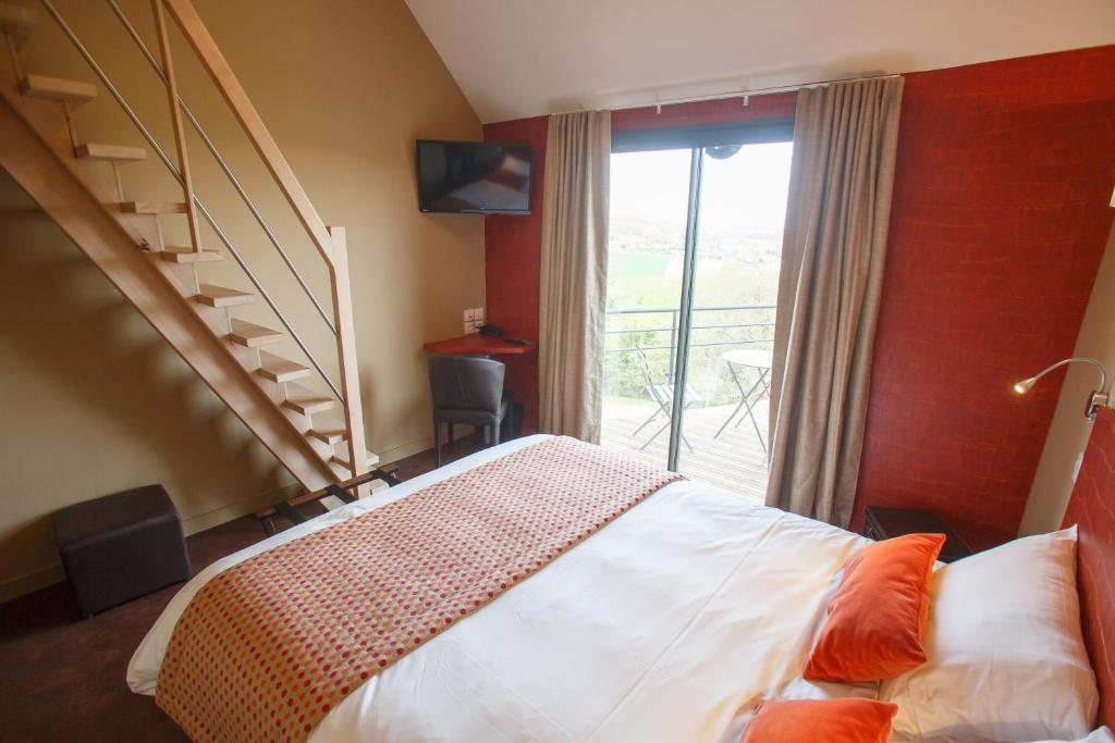 Postel nebo postele na pokoji v ubytování LOGIS Hôtel-restaurant IMAGO