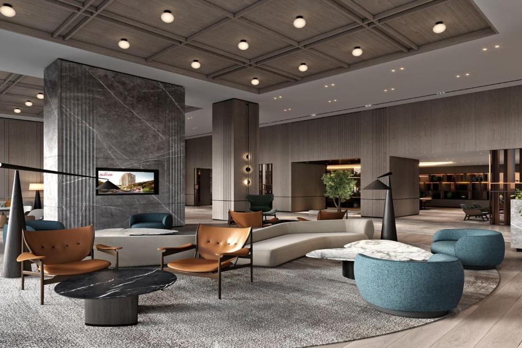 una hall con divano, sedie e tavolo di Marriott Executive Apartments Istanbul Tema World a Istanbul