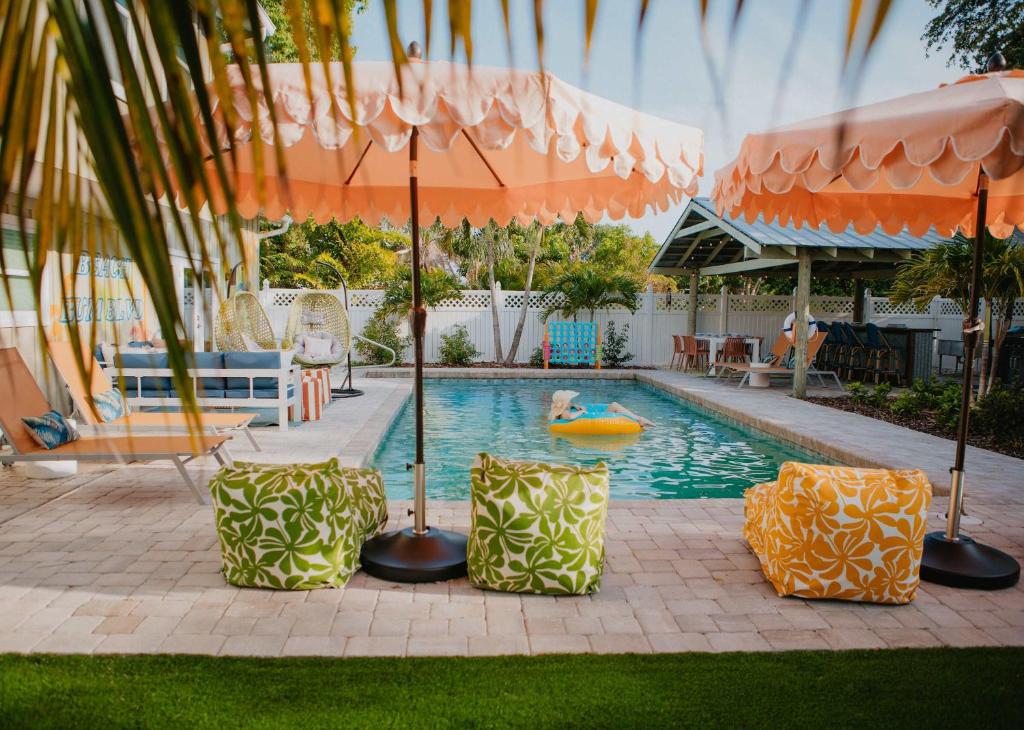 Bazén v ubytování Sleeps 20 - Games - Basketball - Pool - Movie Room nebo v jeho okolí