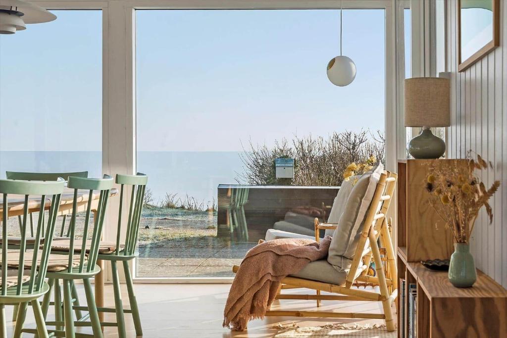 un soggiorno con sedie, tavolo e finestra di 30397-Odder-Nordbyvej-4 a Odder