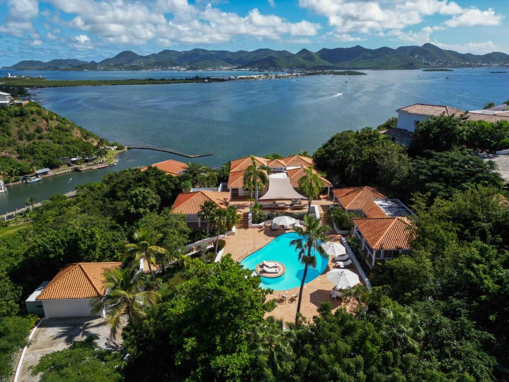 泰尔斯贝斯Villa Sun Reset - 6 bedrooms villa Sunrise & sunset view的带游泳池的度假村的鸟瞰图